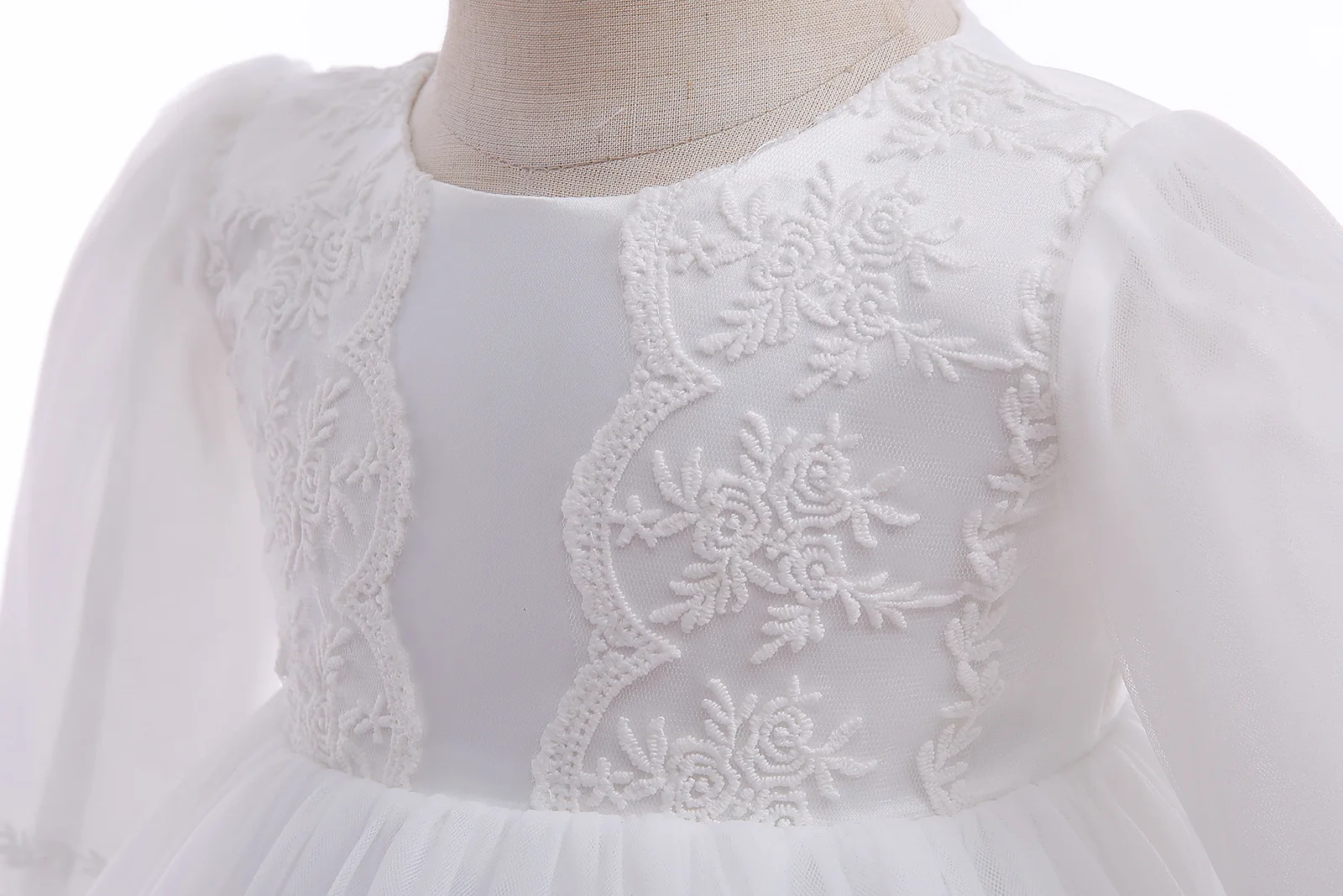Robe blanche brodée pour bébé  - Baby Clothing Yarn avis et prix