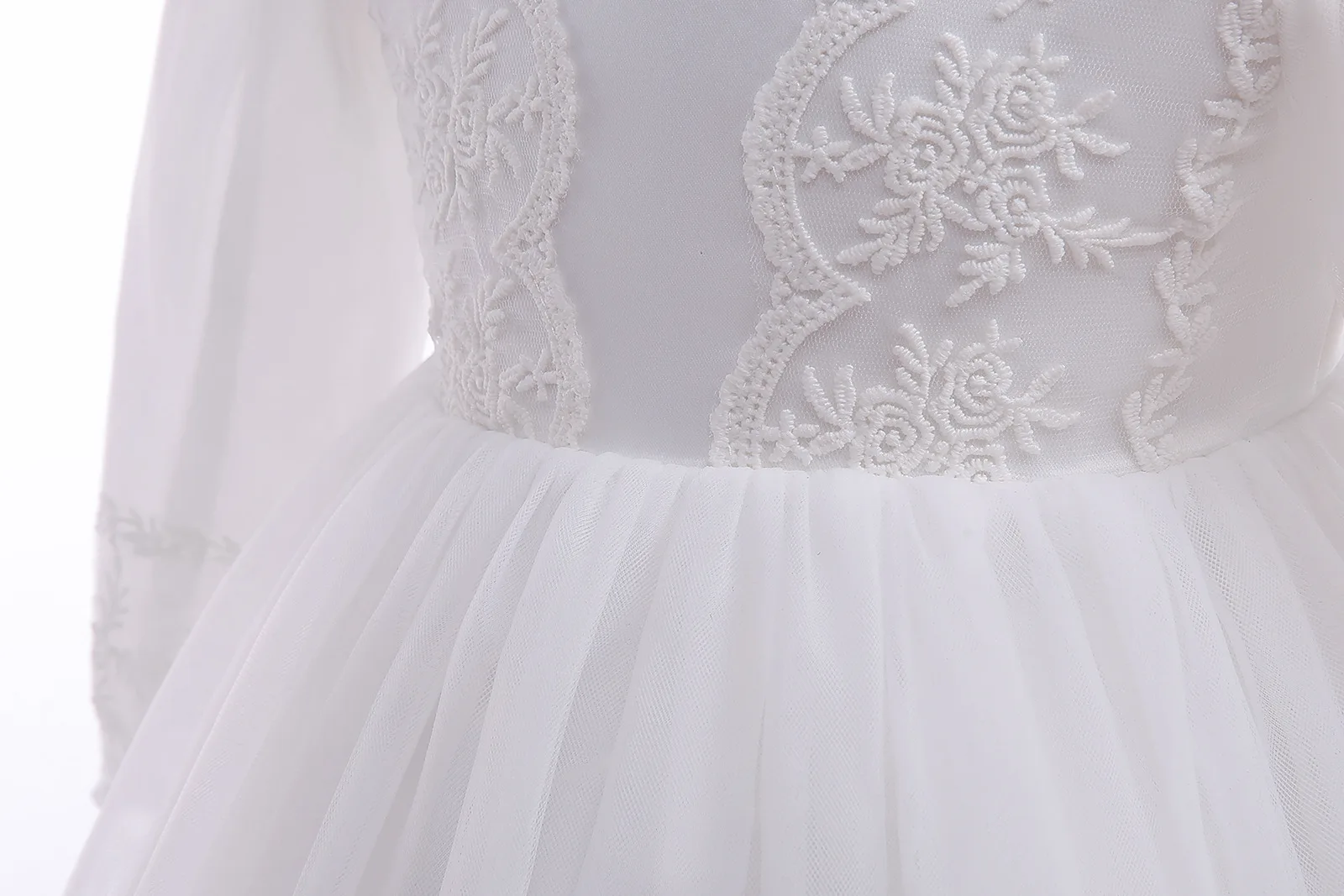 Robe blanche brodée pour bébé  - Baby Clothing Yarn avis et prix